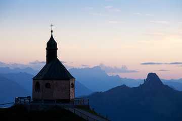 Bergkapelle auf Wallberg bei Sonnenuntergang