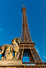 Tour Eiffel et statue