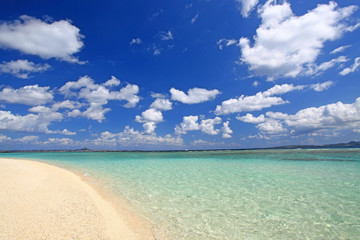 Fototapeta na wymiar 水納島の白い砂浜と透き通る海
