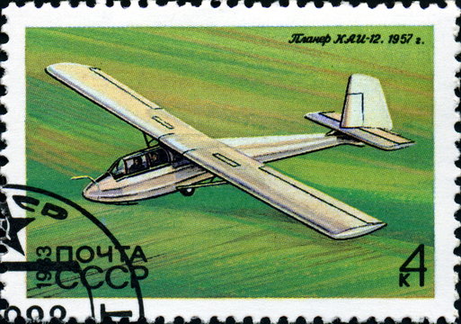 Petit avion blanc sur champs verts. Timbre russe.