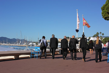 des gens en costume sur la croisette