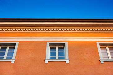 Fototapeta na wymiar Tradycyjny włoski pomarańczowy dom na tle błękitnego nieba