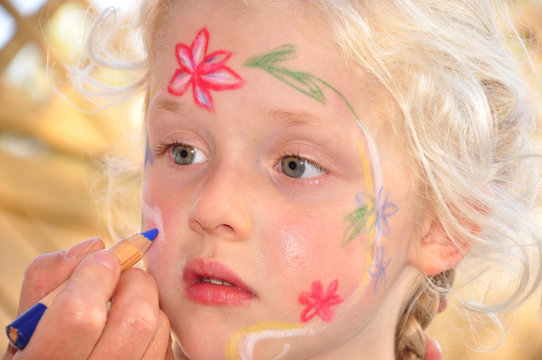 Kinderschminken am M&auml;dchen