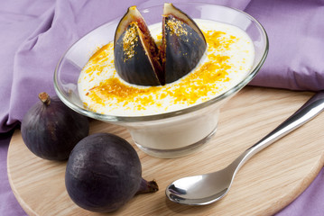 Joghurt mit einer Feige und essbaren, goldenen Flocken