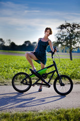 sexy sportliche frau mit streetstepper