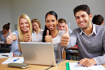 Studenten halten Daumen hoch
