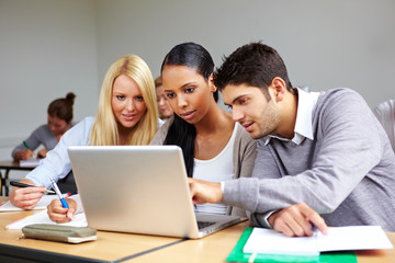 Studenten arbeiten am Laptop