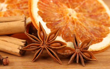 Sternanis und Orangenscheiben, Nelken und Zimt