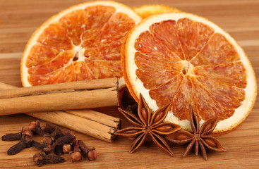 Sternanis Zimt Nelken und Orangenscheiben