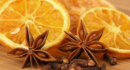 Orangenscheiben mit Sternanis und Nelken © L.Klauser