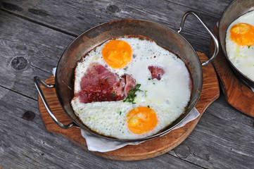 Fried egg in pan