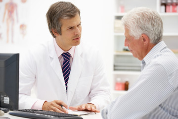 Obraz premium Doctor with senior patient