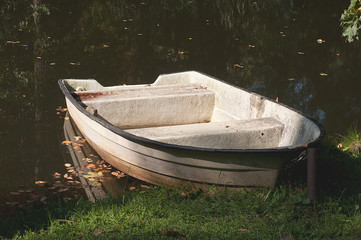 biała przycumowana łódka © agnieszkalll