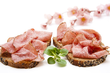 Salami Brot mit Blütenzweig