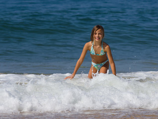 fillette dans les vagues