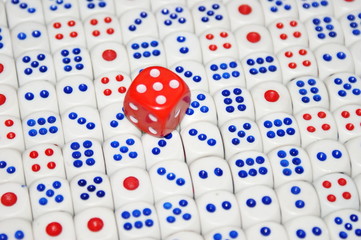 Красный и белые игровые кубики. Азарт