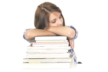 Schülerin schläft auf Büchern