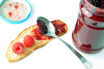 Tartine de confiture de framboise