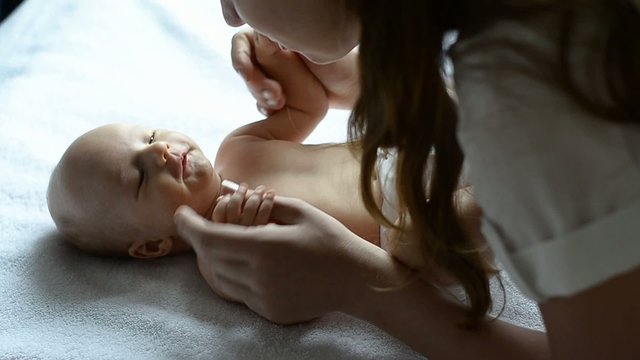 Mutter spielt mit Baby