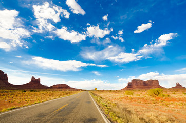 Fototapeta na wymiar Road to the Monument Valley, Utah