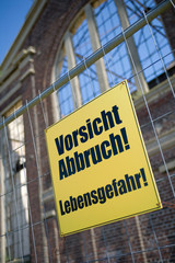 Warnschild Vorsicht Abbruch