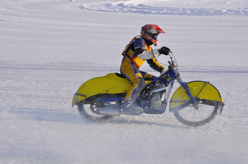 Race the ice speedway, accelerates