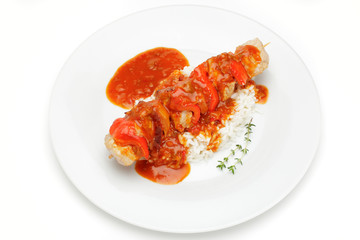 Fleischspieß, Paprikasoße und Reis