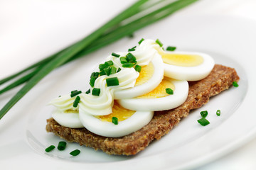 Vollkornbrot mit gekochtem Ei