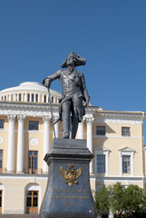 Памятник императору Павлу I на фоне Павловского дворца
