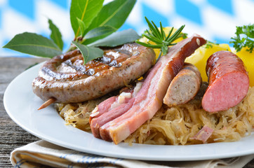 Schlachtteller mit Sauerkraut und Kartoffeln
