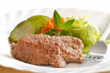 kotlet wołowy z warzywami