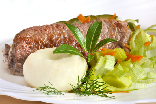 rolada wołowa z kluską i warzywami