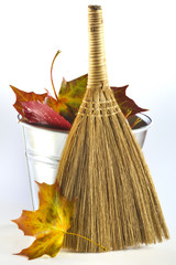 jesienne liście w wiadrze z miotłą © Kamila Cyganek