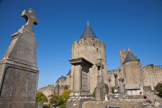 Castillo de Carcasona junto al cementerio