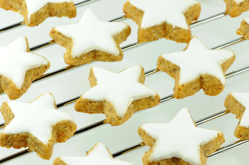 Zimtsterne auf Kuchenrost