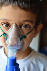bambino con aerosol