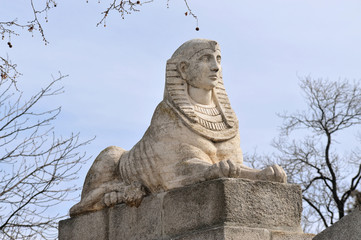 Fototapeta na wymiar Egipski Sphinx w Madryt, Hiszpania