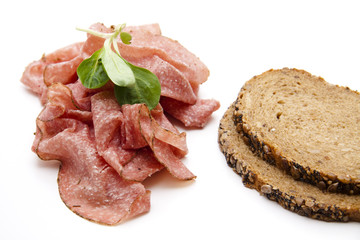 Salami geschnitten mit Brot