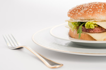 Hamburguesa sobre plato