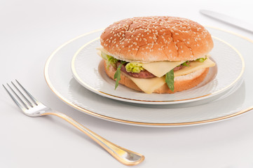 Hamburguesa sobre plato