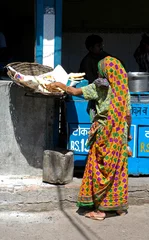 Kissenbezug Nizamuddin, New Delhi, donna al mercato © lamio