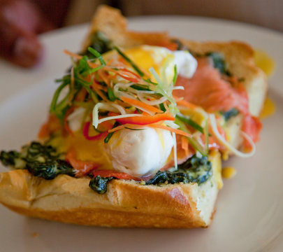 Salmon, spinach and poached egg pizza bake