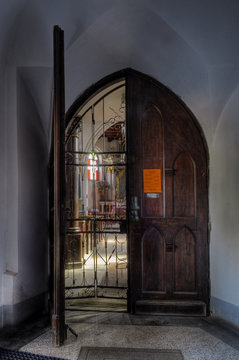 Drzwi świątynne