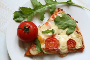 Pizza mit Käse und Rucola
