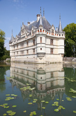 Fototapeta na wymiar Castillo de Azay reflejado en el río Indre