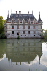 Fototapeta na wymiar Castillo de Azay-Le-Rideau reflejado en el río Indre