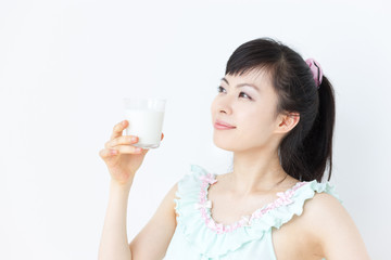 牛乳を飲む女性