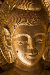 Fototapeta na wymiar volto dorato in un tempio in laos