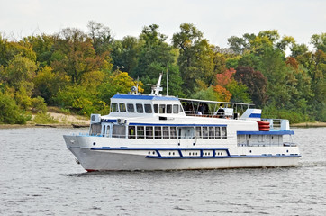 Obraz premium Tourist boat on the Dnieper river, Kiev, Ukraine