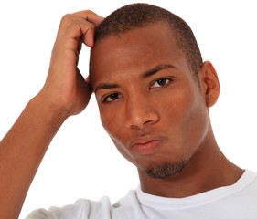 Obraz premium Dunkelhäutiger junger Mann überdenkt eine Entscheidung